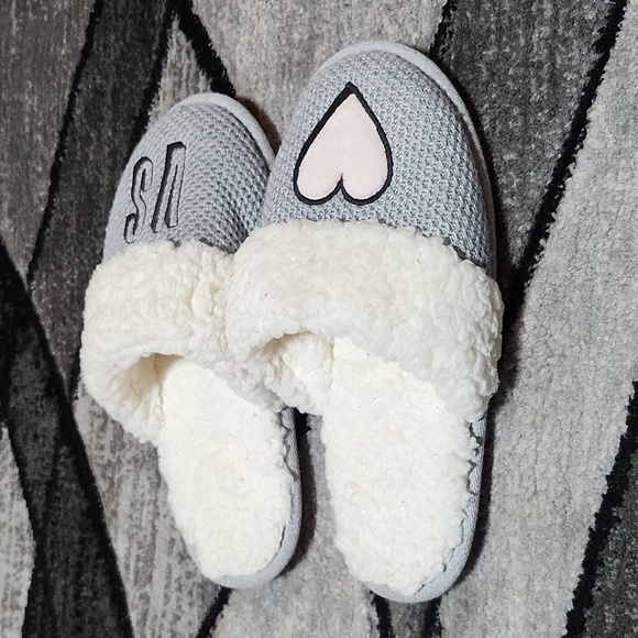 VICTORIA SECRET 2016 EMBROIDERED GRAY KNIT SHERPA LINED SLIPPERS MEDIUM - Picture 7 of 11